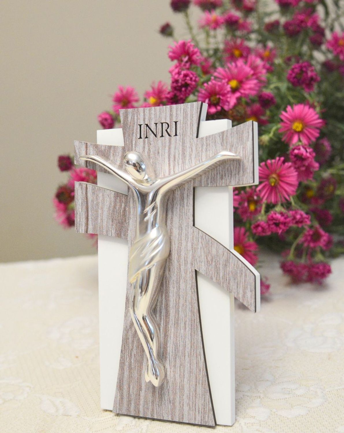 Krzyż na ścianę z pasyjką na drewnie VR 18087.jpg